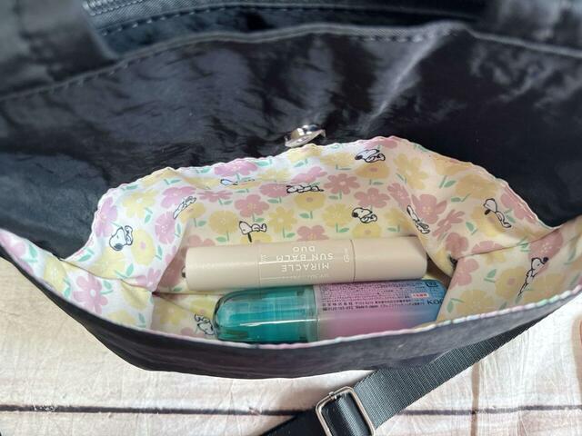 背面側のポケットには日焼け止め類を収納