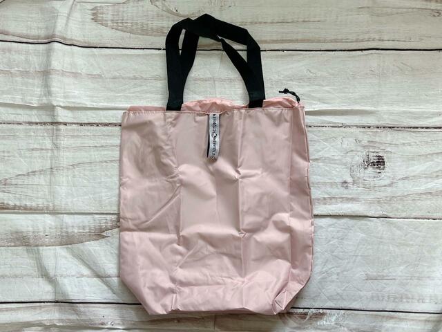 バックは装飾がないシンプルなデザイン