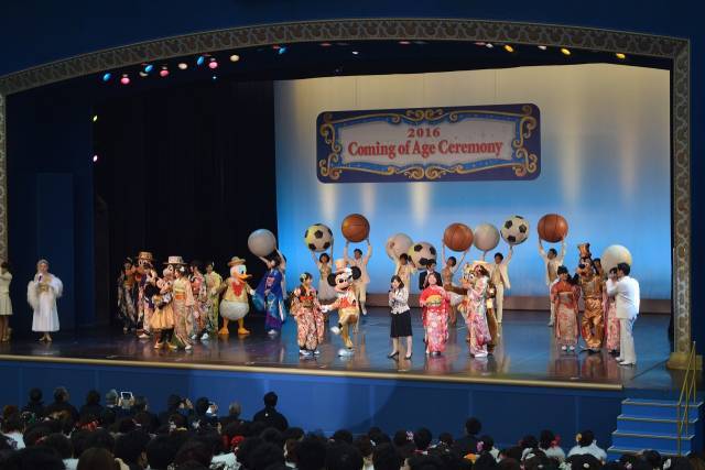 写真37枚】ディズニーキャラも門出をお祝い! 浦安市成人式2016レポート
