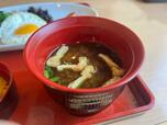 【Joyfull 目玉焼き朝食】油揚げとねぎのシンプルな味噌汁。暖かい味噌汁が朝の体に染み渡ります