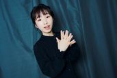 洲崎綾　撮影：友野雄