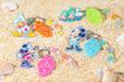 キーチェーンセット 6,500円｜東京ディズニーリゾート「SUNNY SUNNY Summer」グッズ｜販売店舗：東京ディズニーランド「グランドエンポーリアム」、東京ディズニーシー「タワー・オブ・テラー・メモラビリア」｜発売日：2025年6月5日（木）