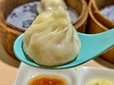 【甜點菜楼ルミネエスト新宿】小籠包はレンゲにのせて食べましょう