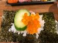 【スシロー 手巻きセット】いくらときゅうりをトッピング。ネタも新鮮でお店で食べるのと変わらず美味しくいただけます。
