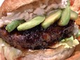 アボカドやタルタルがパティを肉らしい味わいに引き立ててくれる