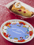クランベリー＆紅茶のケーキ、スーベニアプレート付き 800円｜東京ディズニーランド「スウィートハート・カフェ」｜東京ディズニーリゾート「ディズニー・クリスマス」2019スペシャルメニュー