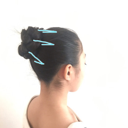 女児ママ必見 発表会の定番ヘア シニヨン を簡単キレイにつくるコツ 2 2 ハピママ