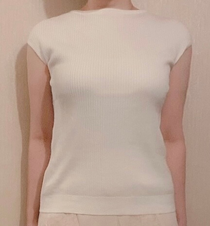 【ユニクロ】UVカットスーピマコットンフレンチスリーブセーターWHITE Mサイズを着用