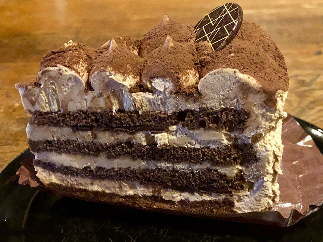 【シャトレーゼ　パリパリチョコショート】チョコスポンジ、チョコクリーム、パリパリチョコがレイヤーになっているチョコ尽くしの一品