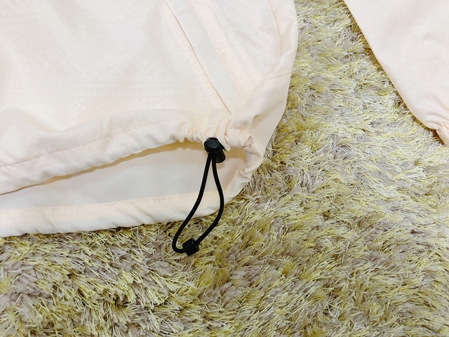 【ワークマン レディース高撥水シェルジャケット(エンボスタイプ)】裾にはコードが入っていて絞れます