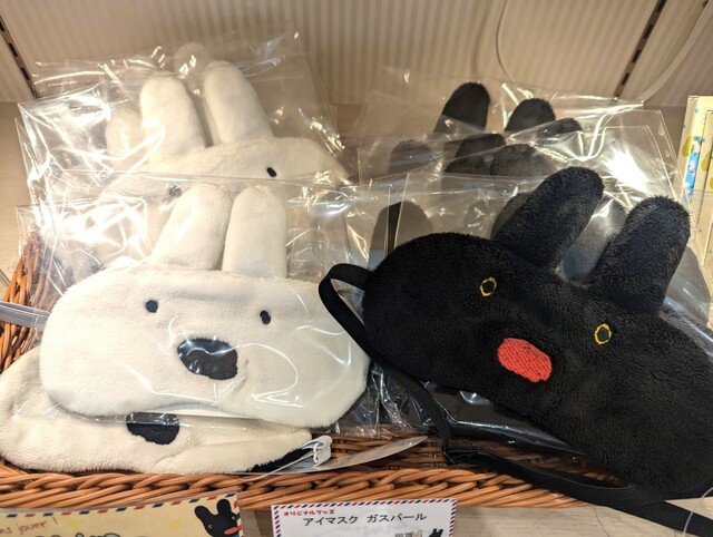 【富士急ハイランド・リサとガスパール タウン】左「アイマスク リサ」、右「アイマスク ガスパール」各1,500円/リサとガスパール タウン ショップ