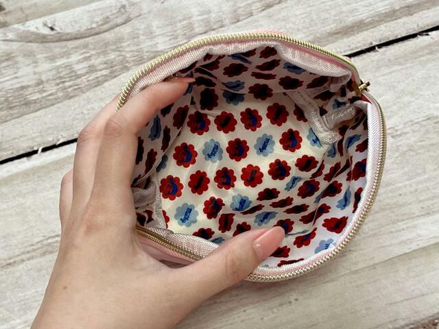 ガバッと開くので、中身が取り出しやすい♪【sweet 2023年9月号付録】「MILKFED.(ミルクフェド)特製 ペコちゃんポーチ&ポコちゃんミラー」