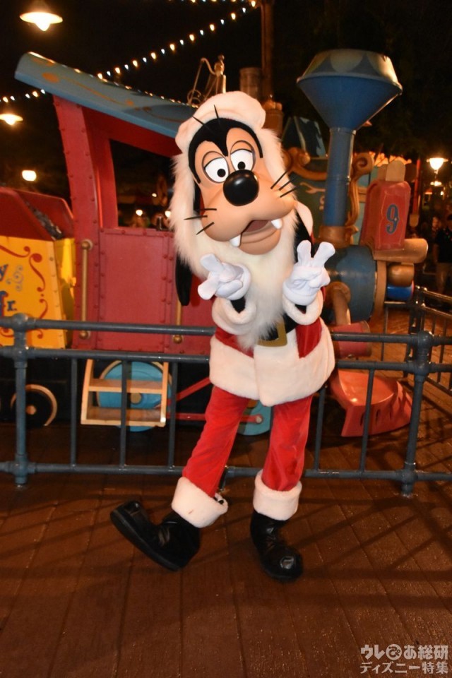 サンタコスチュームなグーフィーとグリーティング