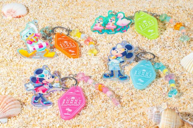 キーチェーンセット 6,500円|東京ディズニーリゾート「SUNNY SUNNY Summer」グッズ|販売店舗:東京ディズニーランド「グランドエンポーリアム」、東京ディズニーシー「タワー・オブ・テラー・メモラビリア」|発売日:2025年6月5日(木)
