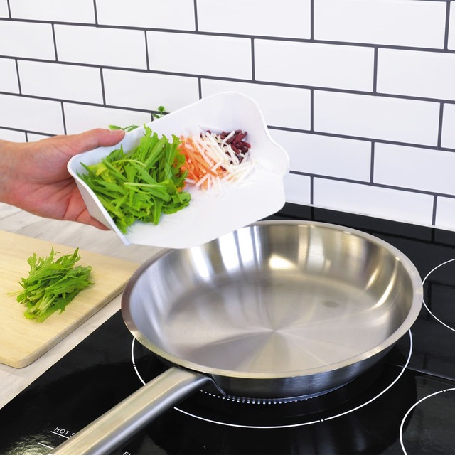 【まな板キャッチャー】調理するときは、本品ごと取って傾けるだけで食材を入れられます。