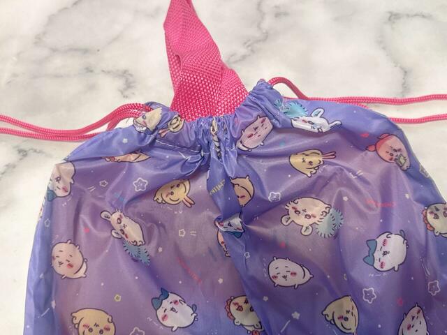 【ねーねー 2024年12・1月号付録】口を絞ると、A4のファイルが少し中で折れてしまうので要注意！