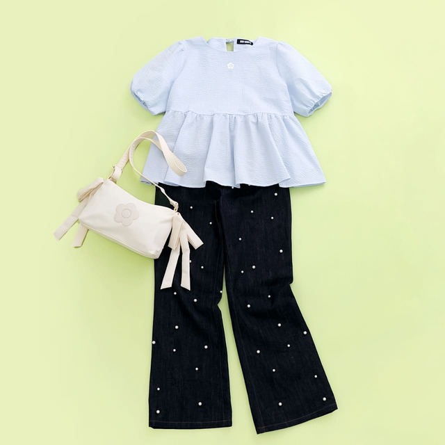 【マリークワント】「ダブルリボンペプラム ブラウス」¥9,900、「パールデニム パンツ」¥13,200、「パフィーリボンデイジーパッチ ショルダー」¥13,750