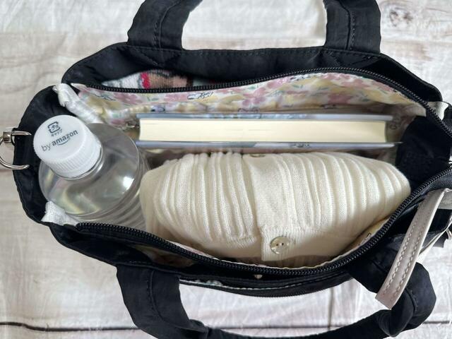 メイン収納には単行本がすっぽり収まります