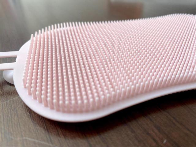 【3COINS】吸盤つきシリコーンたわし／水切れが良く衛生的