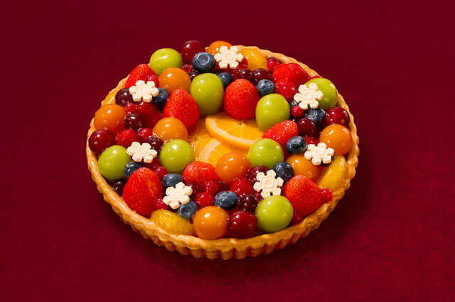【キル フェ ボン「2026年クリスマスケーキ」】「色とりどりのフルーツリースタルト」21cm（7～8名様用）　14,910円　／　17cm（3～4名様用）　12,100円（いずれも税込み）