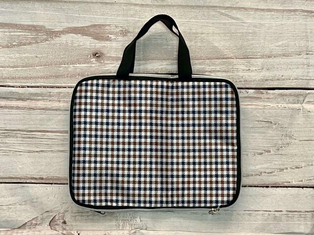 バックには装飾はなくシンプルなデザインです