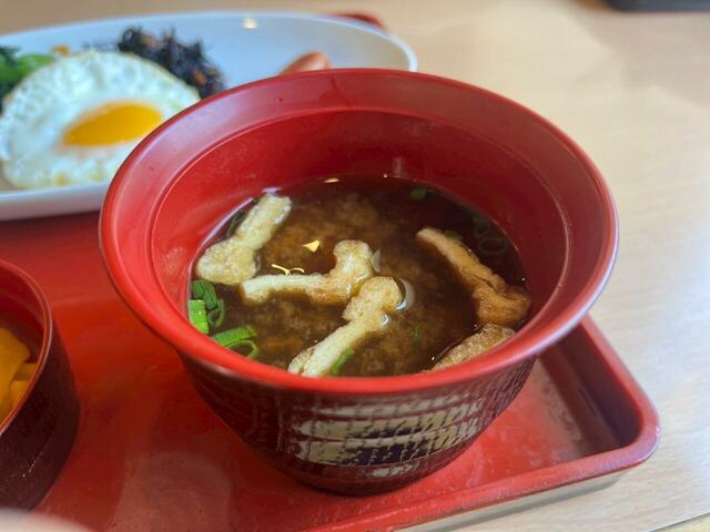 【Joyfull 目玉焼き朝食】油揚げとねぎのシンプルな味噌汁。暖かい味噌汁が朝の体に染み渡ります