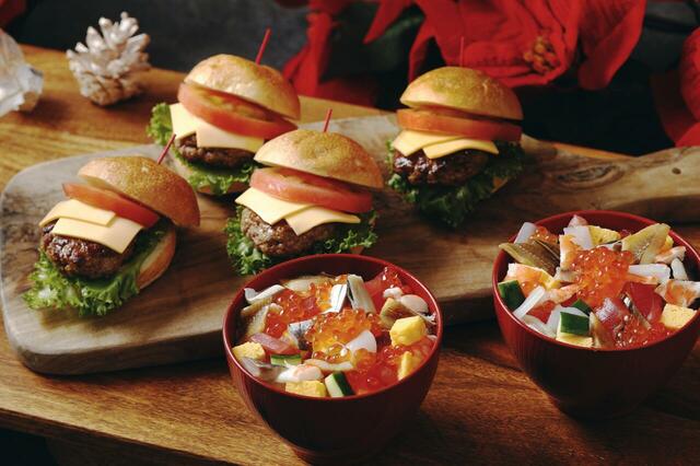 「チーズバーガーと海鮮ちらし」<期間:2025年11月10日~12月25日>【インターコンチネンタル 東京ベイで“ローストチキン”や“ターキーのパイ包み”が楽しめる「CHEF’S GIFT クリスマスランチ&ディナーブッフェ」開催!】