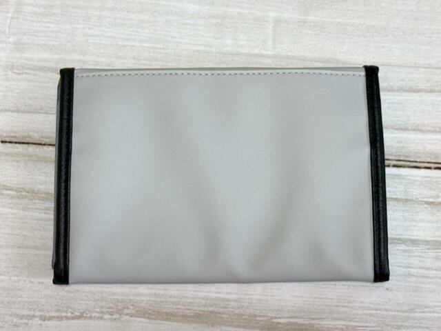背面は装飾がないシンプルなデザインですが、ポケットがついています