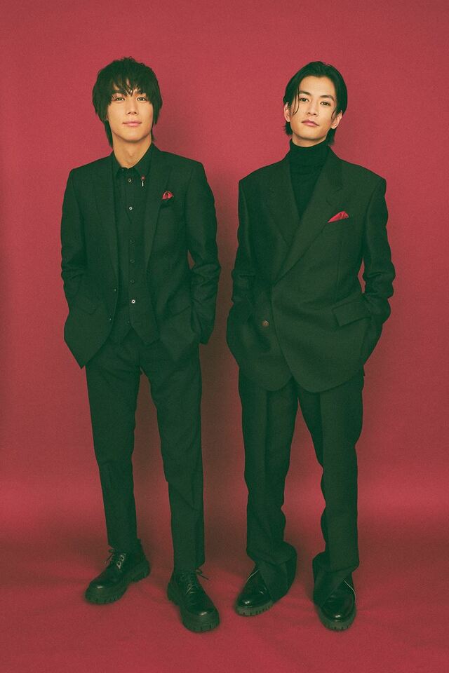 左から中川大志、渡邊圭祐  撮影：友野雄