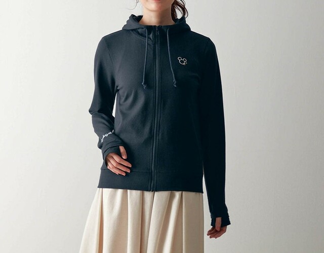 パーカ【UVケア】「ミッキーモチーフ」｜￥3,990 （税込）
