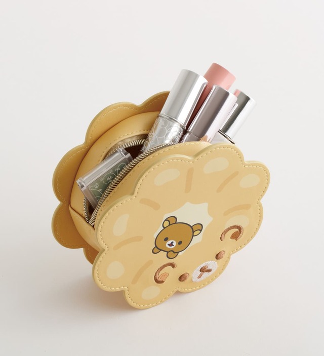 【リラックマ×ミスタードーナツ】「ドーナツ型ポーチ」2,530円／合皮製の実用的なポーチができました！