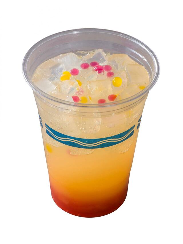 スパークリングカクテル（ラム、ピーチ＆オレンジ） 780円｜「ディズニー・ハロウィーン」スペシャルメニュー｜東京ディズニーリゾート40周年“ドリームゴーラウンド”｜販売店舗：東京ディズニーランド「プラザパビリオン・レストラン」｜発売日：2023年9月1日（木）