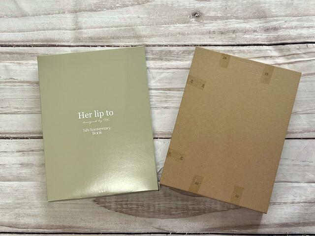 グリーンのボックスの中にボール紙の箱が！この中にバッグが入っています『Her lip to 5th Anniversary Book One Handle Bag ver.Her lip to』小嶋陽菜完全監修「ハーリップトゥ」One Handle Bag（ワンハンドルバッグ）価格：3,289円（税込）