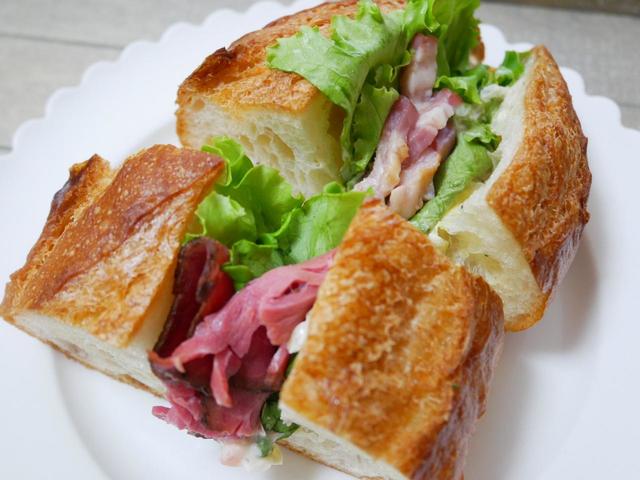 4等分されているので食べやすい【ローストビーフとベーコンのカスクート　税込321円】