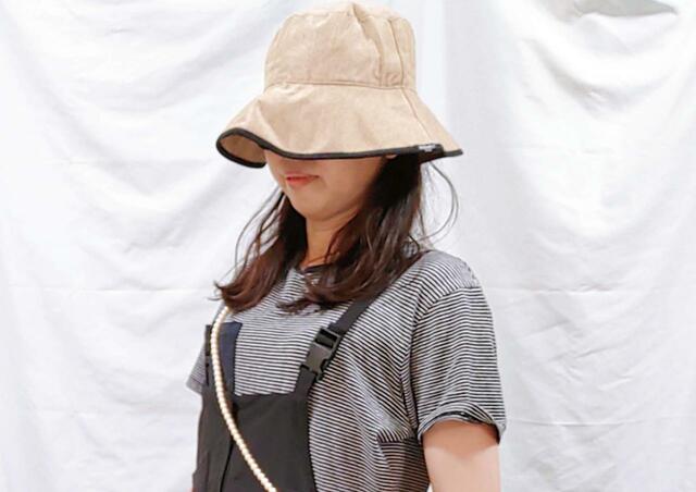 パールを斜め掛けすることで、こなれ感が出る【リンネル 2023年8月号増刊】付録「marble SUD（マーブルシュッド）×kazumiさん」コラボの麦わら風ハット＆収納巾着セット ：価格1,280円（税込）