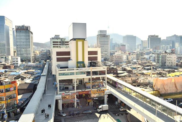 　IU主演の『マイ・ディア・ミスター』、ソン・ジュンギ主演の『ビンチェンツォ』などに登場した世運商街。北寄りの空中歩行路は完成していて若者が集まっている。