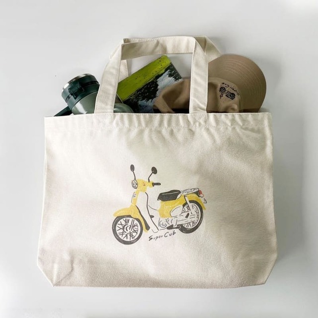 大容量なのでエコバッグとしても、通勤通学のサブバッグとしても便利