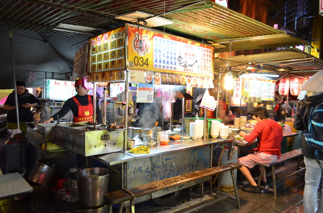 美味しいものがコンパクトにまとまった寧夏夜市で人気の屋台「知高飯」。彰化名物の控肉飯を首都で食べられる