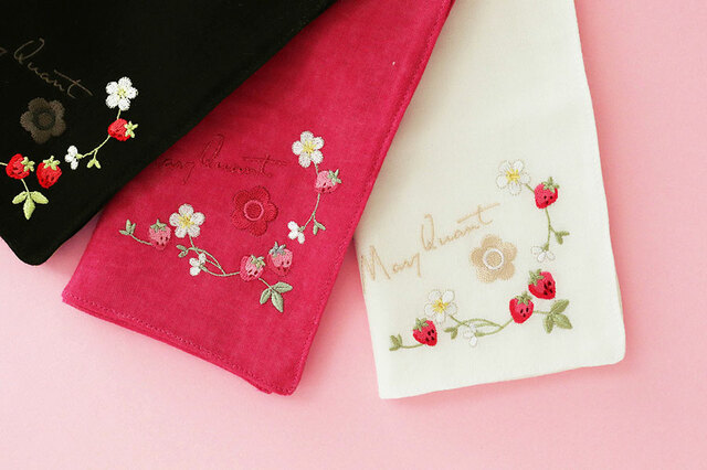 【マリークワント「イチゴ」シリーズ】ガーゼハンカチ　¥880（税込）／約43×43cm（1柄3配色　）