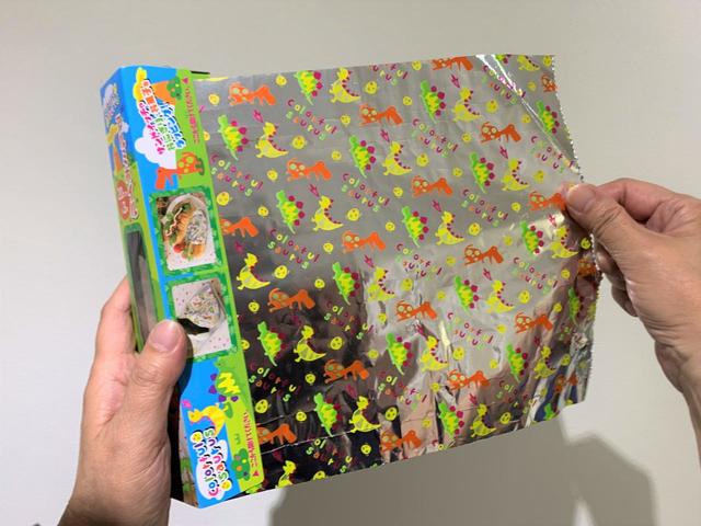 「アルミホイル　カラフルザウルス」カラフルな恐竜がプリントされています