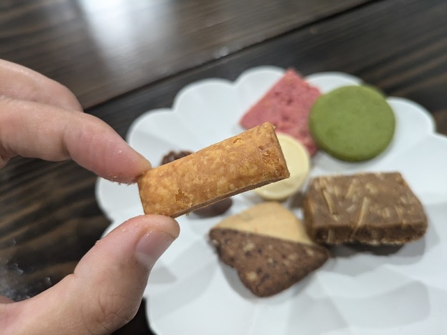 【六花亭の〇△□ 88個入】唯一しょっぱい系の「チーズクッキー」。香料不使用でパルメザンチーズの自然な風味を感じられます。