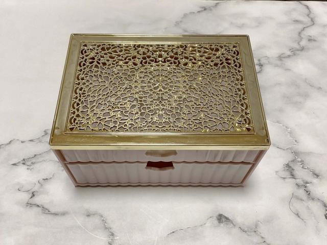 『THREEPPY（スリーピー）』上の面はゴールドのレース模様