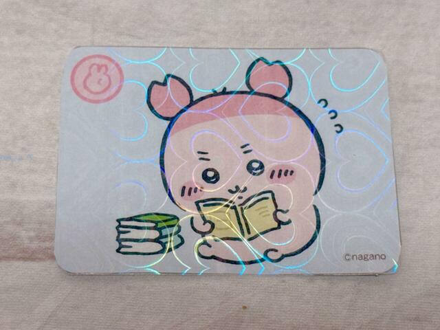 【ちいかわ キラだッッ ホログラムカードメーカー】モモンガと仲良しのカニちゃんは、モモンガとお揃いのハート柄をチョイスしました!