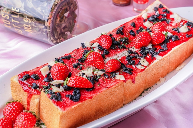 黒オリーブといちごのトースト