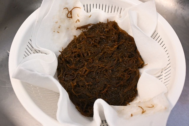 【もずくの食べるラー油】もずくはよく絞る。ざるの上で絞るとやりやすいです