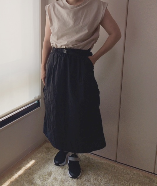 【ワークマン REPAIR-TECH®超軽量スカート】ブラックのスニーカーが引き締めます