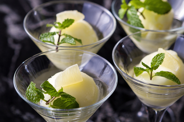 レモン果肉とハチミツを添えたハニー柚子シャーベット 