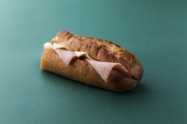 バゲット（亜麻仁豚のロースハム）