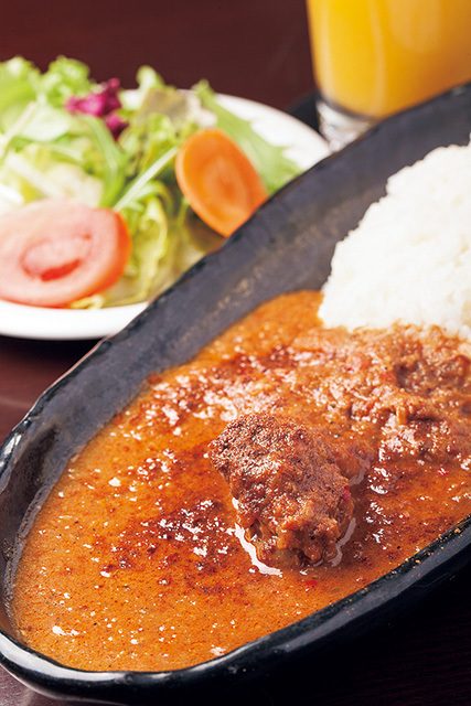 ZAZA（三軒茶屋）　チキンカリー 800円　ももと手羽先の2種類の鶏肉をグリルした贅沢なカレー。鶏肉とスパイスとの融合を堪能しよう。