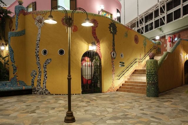 ジブリの大倉庫「中央階段」の右手には料理しているインコマン